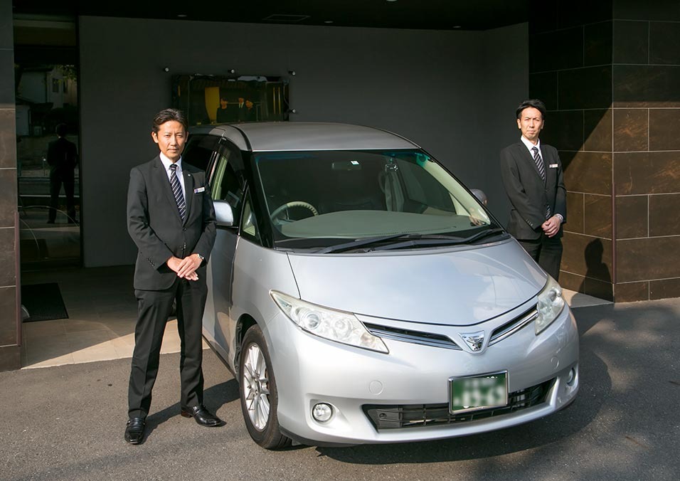 お迎え用の車と、博愛社のスタッフ