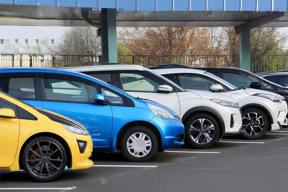 駐車場に車が並んでいる様子