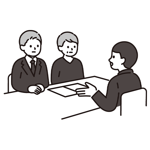 3人の人物が机を囲んで話し合っている様子
