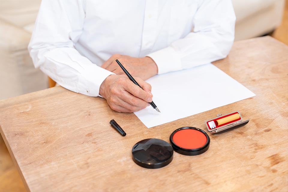 ご遺族が書類に記入している様子