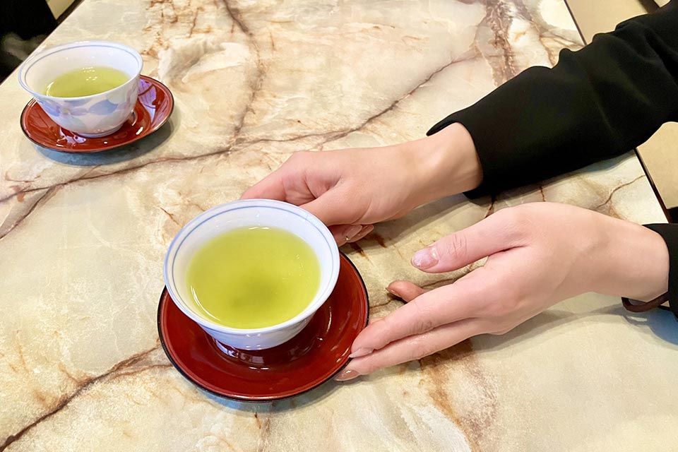 浦和斎場の待合室でお茶を淹れているイメージ